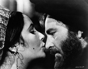 Ελίζαμπεθ Τ�ιλορ και Ρίτσαρντ Μπάρτον στην κινηματογραφική εκδοχή της Στρίγκλας σε σκηνοθεσία Φράνκο Τζεφιρ�λι (1967).